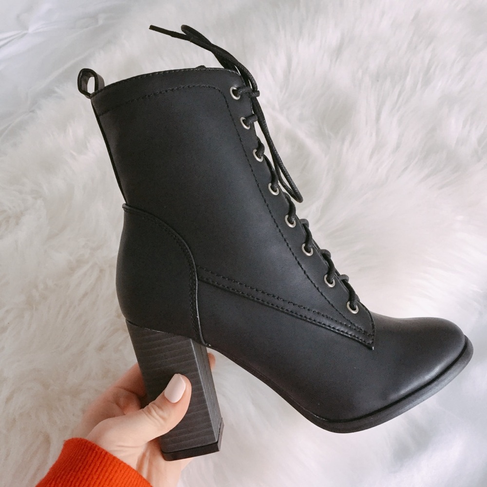 ❗️1 Left size 10❗️NWT Black Leather Heel Booties - Picture 5 of 6